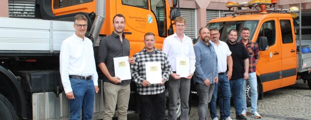 v.l.n.r.: Andreas Hecke (Behördenleiter), Markus Göpfert, Jannik Schwender, Matthias Krammel (Straßenmeister-Absolventen), Sebastian Geis (Leiter SM Rödelmaier), Harald Stadelmann (Betriebsdienstleiter), David Singer (Leiter SM Schweinfurt), Benjamin Schießer (Leiter SM Hammelburg) v.l.n.r.: Andreas Hecke (Behördenleiter), Markus Göpfert, Jannik Schwender, Matthias Krammel (Straßenmeister-Absolventen), Sebastian Geis (Leiter SM Rödelmaier), Harald Stadelmann (Betriebsdienstleiter), David Singer (Leiter SM Schweinfurt), Benjamin Schießer (Leiter SM Hammelburg)